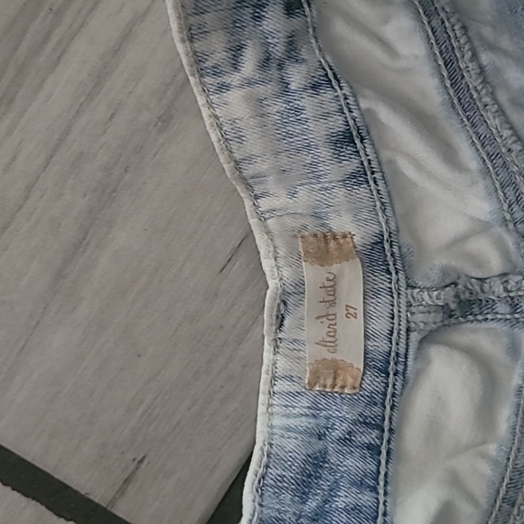 Altar’d State Cloud Wash Distressed Denim Jean Shorts Size 27 - Picture 4 of 8